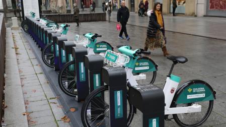 Hilera de bicicletas eléctricas en un punto de carga de Pamplona.