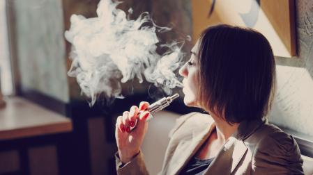 Los últimos estudios publicados dejan claro que los cigarrillos electrónicos no solo no ayudan, sino que favorece las recaídas