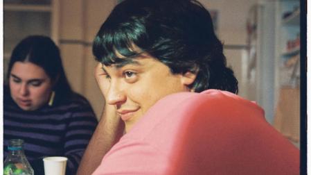 El actor cirbonero Carlos González, en un fotograma de la serie 'Todas las veces que nos enamoramos' junto a la actriz Blanca Martínez