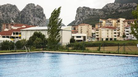Imagen parcial la pileta de mayores dimensiones en el recinto de piscinas de Irurtzun.