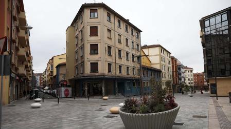 El antiguo cine Guelbenzu, en el cruce de las calles Guelbenzu y Manuel de Falla, recientemente reurbanizadas.