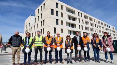 El vicepresidente Aierdi junto a representantes de Nasuvinsa y el equipo de arquitectura en la visita a las VPO de Sarriguren