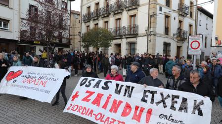 Imagen de una de las últimas concentraciones llevadas a cabo en Alsasua en demanda de la recuperación de la jornada y media de Pediatría.