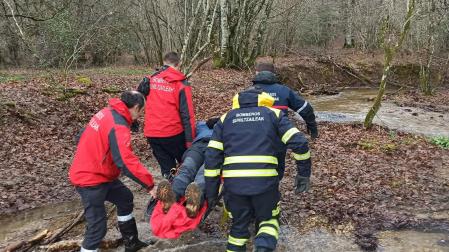 Imagen de los bomberos en el momento en el que han rescatado al peregrino en Espinal