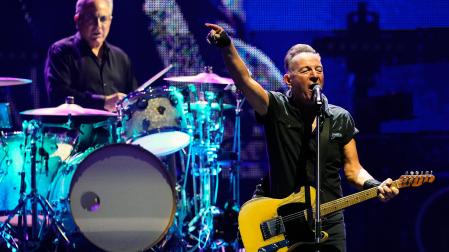 Bruce Springsteen, durante el concierto que ofreció este viernes en el Estadio Olímpico de Barcelona