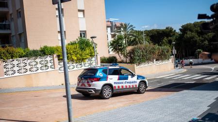 Un coche de los Mossos d'Esquadra, este jueves en la zona del tiroteo, en la Plaça de les Palmeres de Salou, Tarragona