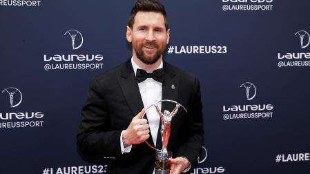 Leo Messi posa con el premio Laureus recibido recientemente en la gala celebrada en París