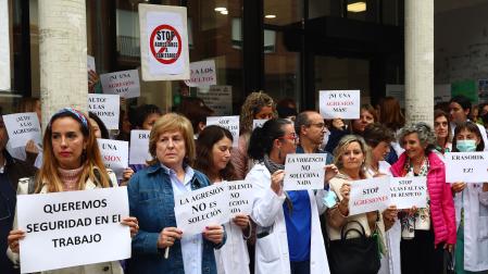 Profesionales que trabajan en el ámbito sanitario durante la concentración frente a las agresiones ayer, en la puerta del centro de salud de la Rochapea