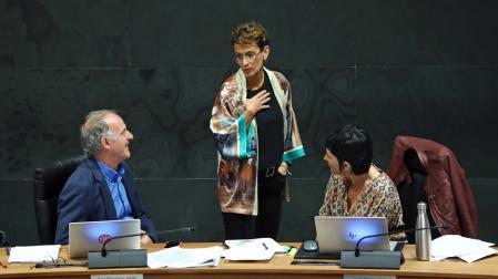 La presidenta foral y líder del PSN, María Chivite, hablando en el Parlamento con Adolfo Araiz y Laura Aznal, de EH Bildu