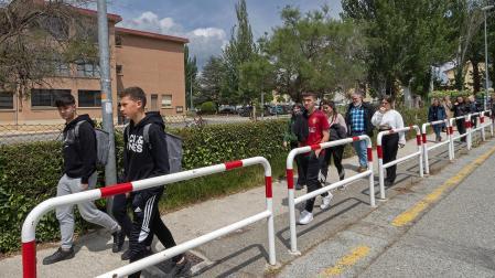 Estudiantes de ESO y Bachiller del colegio Padres Reparadores de Puente la Reina colaboran en la iniciativa 'Tejiendo redes sostenibles' de la Mancomunidad de Valdizarbe