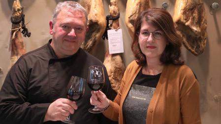 José Ignacio Jauregui y su mujer, Amaia Chasco, brindando ayer en su restaurante. “Siempre hemos avanzado de la mano y ella ha sido un pilar importante de esta empresa”, señala Jauregui