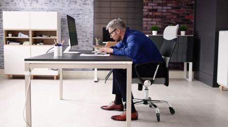 Las malas posturas adoptadas durante la jornada laboral pueden tener efectos negativos en la salud y el bienestar de los trabajadores