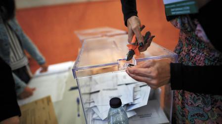 Momento en el que se quita el precinto a una urna en un colegio electoral de Pamplona para iniciar el recuento de los votos
