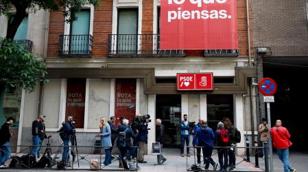 Los periodistas esperan a las llegadas de los participantes en la reunión de la Comisión Ejecutiva Federal del PSOE en su sede de la calle Ferraz en Madrid