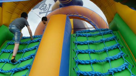 Imagen de archivo de dos niños jugando en un castillo hinchable