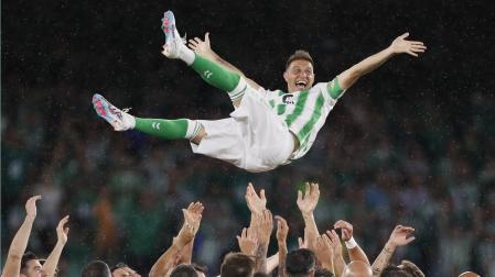 El centrocampista Joaquín Sánchez es manteado por sus compañeros tras su partido de homenaje entre una selección de futbolistas y exfutbolistas del Real Betis y una Selección de Leyendas del fútbol, este martes en el estadio Benito Villamarín, en Sevilla