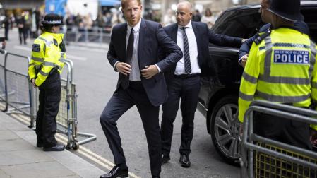 El príncipe Enrique llega a testificar ante el Tribunal Superior de Londres por el caso de las supuestas escuchas ilegales del Daily Mirror