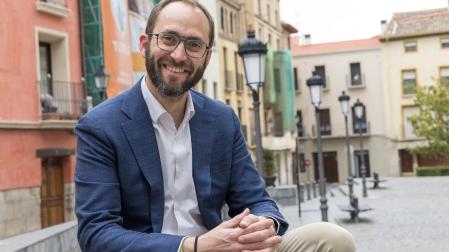 Guillermo Redrado, vicepresidente de ATP, posa en Tudela delante de algunas de la farolas instaladas en la ciudad