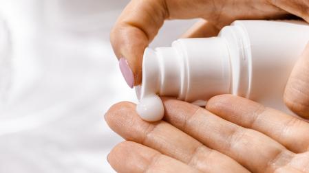 Una persona aplica una crema