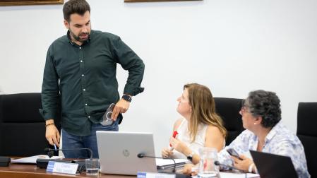 El alcalde de Zizur, Jon Gondán, conversa con la secretaria y la concejal Irantzu Zabalza