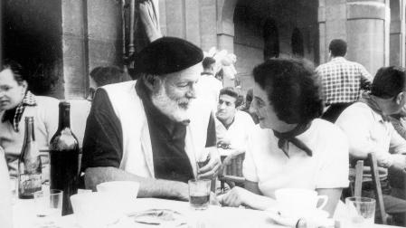 Ernest Hemingway conversa en una terraza de la plaza del Castillo en 1959 con su secretaria de entonces, Valerie Danby Smith.