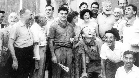 Ernest Hemingway, convertido ya en Nobel de literatura, con Matías Anoz (a su izquierda) y su secretaria Valerie Danby Smith (a su dcha) en los Sanfermines de 1959