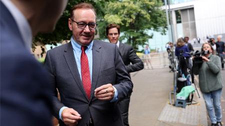 El actor estadounidense Kevin Spacey sale del Tribunal de la Corona de Southwark en Londres, Gran Bretaña