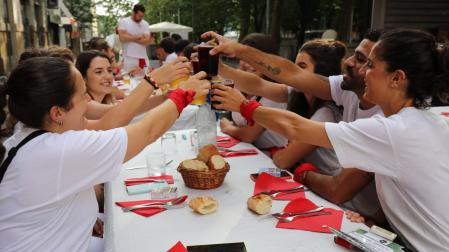 Una cuadrilla brinda en el almuerzo