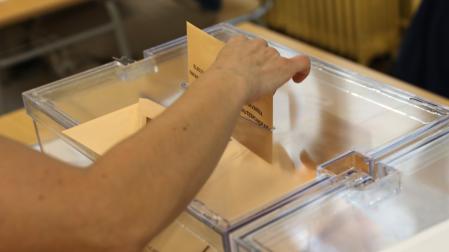Una persona deposita su voto en un colegio electoral de Pamplona, el pasado 28 de mayo