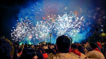 Un momento del lanzamiento de los fuegos artificiales del 8 de julio, de José Torrecillas, en el que puede apreciarse una enorme fachada de ‘cracker’ o pedrería