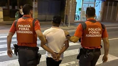 Dos agentes de la Policía Foral con un detenido