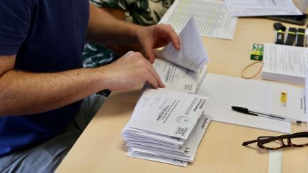 Llegada del voto por correo al colegio de Sarriguren./