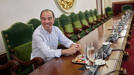 Carlos García Adanero, en el salón de plenos del ayuntamiento de Pamplona