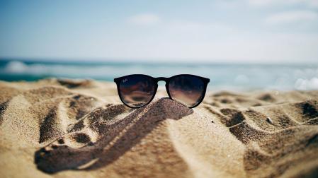 Unas gafas de sol sobre la arena