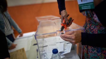 Recuento de votos en una mesa electoral de Pamplona el pasado 23 de julio.