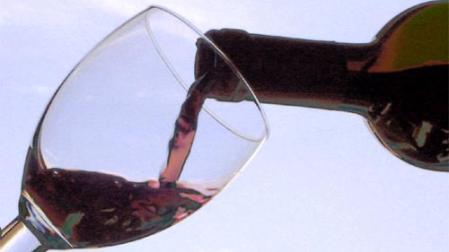 Imagen del llenado de una copa de vino