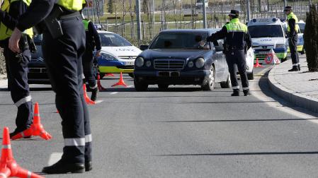 Agentes de Policía Municipal de Pamplona, durante un control de tráfico en la ciudad
