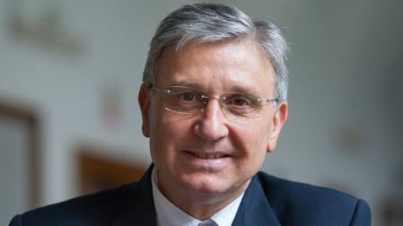 El doctor Fernando Sarráis, psiquiatra, psicólogo y profesor de la Universidad de Navarra
