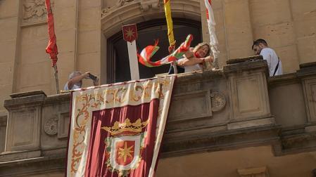 Momentos de tensión en el balcón del Ayuntamiento tras el lanzamiento del cohete
