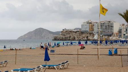 Bandera amarilla en una playa