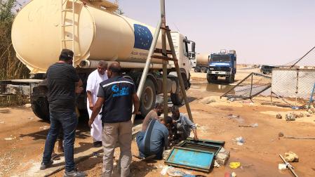 Voluntarios de la ONG reparan un punto de agua de carga