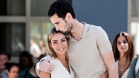 Sergio Rico y su esposa Alba Silva saliendo del hospital