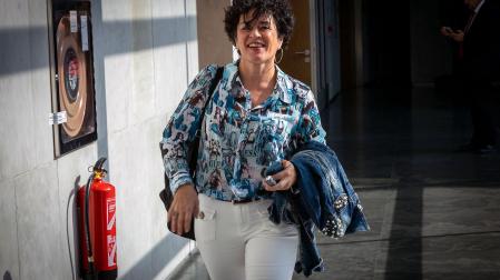 La socialista Inmaculada Jurío, en los pasillos del Parlamento de Navarra