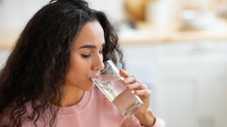 El agua puede tener un efecto indirecto en la pérdida de peso, sobre todo si sustituye a las bebidas hipercalóricas que muchos toman regularmente