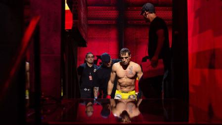 DE LA RIBERA HASTA FLORIDA. El navarro Michel Martínez saliendo a combatir contra el americano Kade Kottenbrook el pasado 2 de septiembre en su debut como profesional en la liga Combate Global de MMA en Estados Unidos. Se trata de su primer combate en el contiente