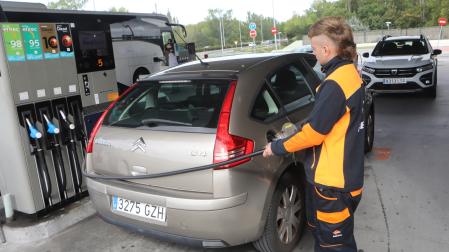 Un empleado de una gasolinera en Pamplona atiende a un cliente que ha parado a repostar