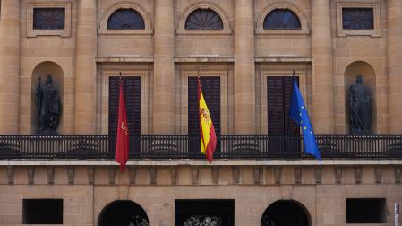 Fachada del Palacio de Navarra, con las banderas de la Comunidad foral, de España y Europa