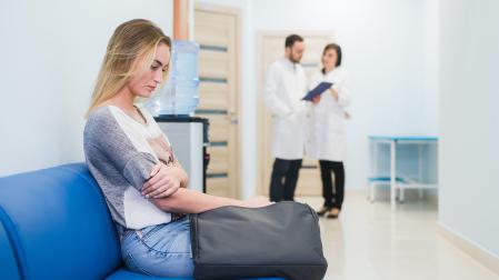 Mujer esperando en una consulta