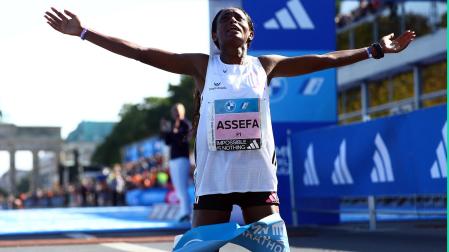 La etíope Tigist Assefa celebra su victoria en Berlín
