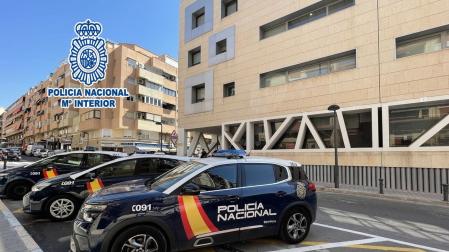 Imagen de coches de la Policía Nacional en la Comisaría Provincial de Alicante